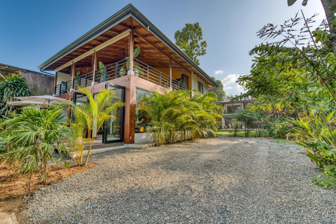 Yoshi'S On The Beach Cahuita Exterior photo